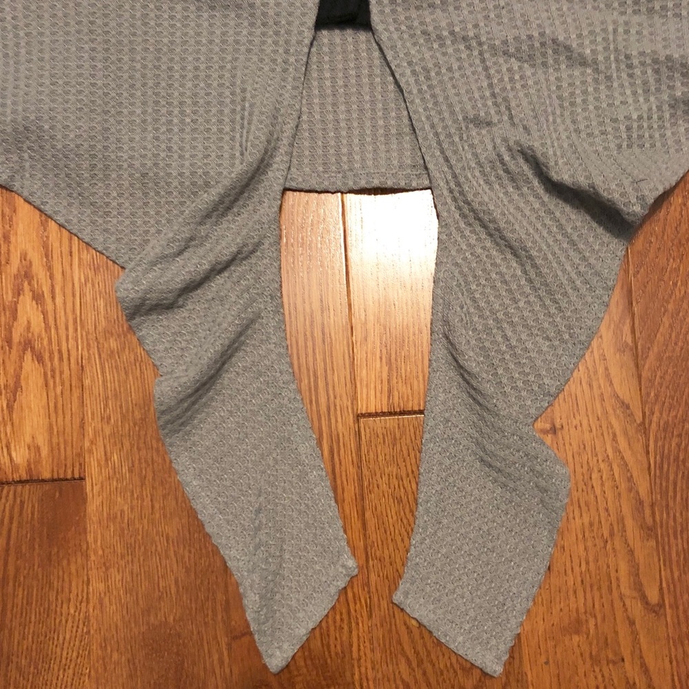 ‼️JUST IN‼️ SMALL colorblock knot hem cardigan - Picture 7 of 7